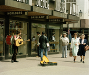 118967 Afbeelding van een Nikkelen Nelis voor de winkel van Siebel Juweliers (Bakkerstraat 27-29) te Utrecht.